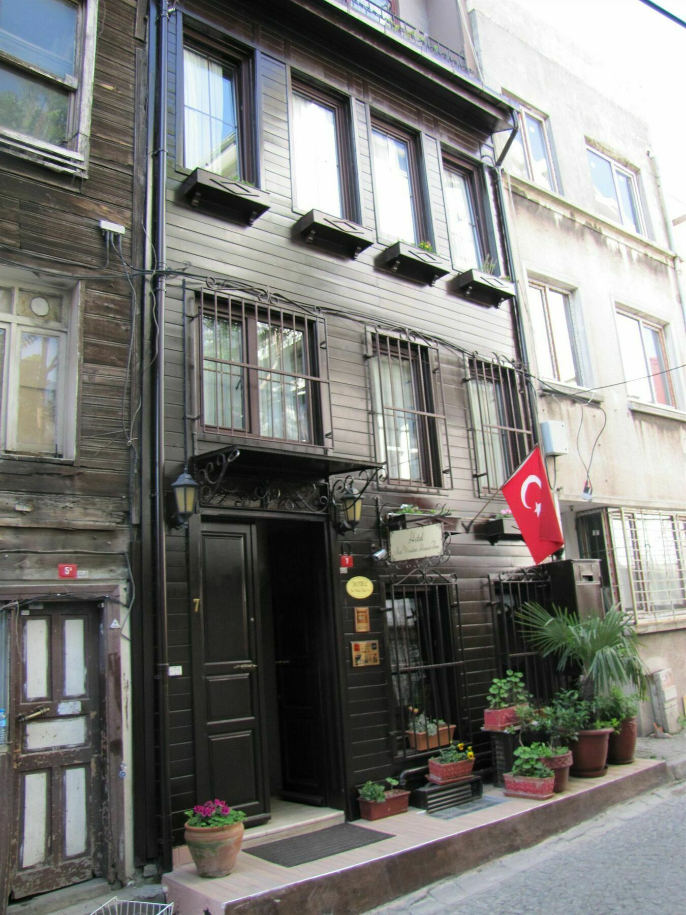 Naz Wooden House Inn Istanbul Exterior photo